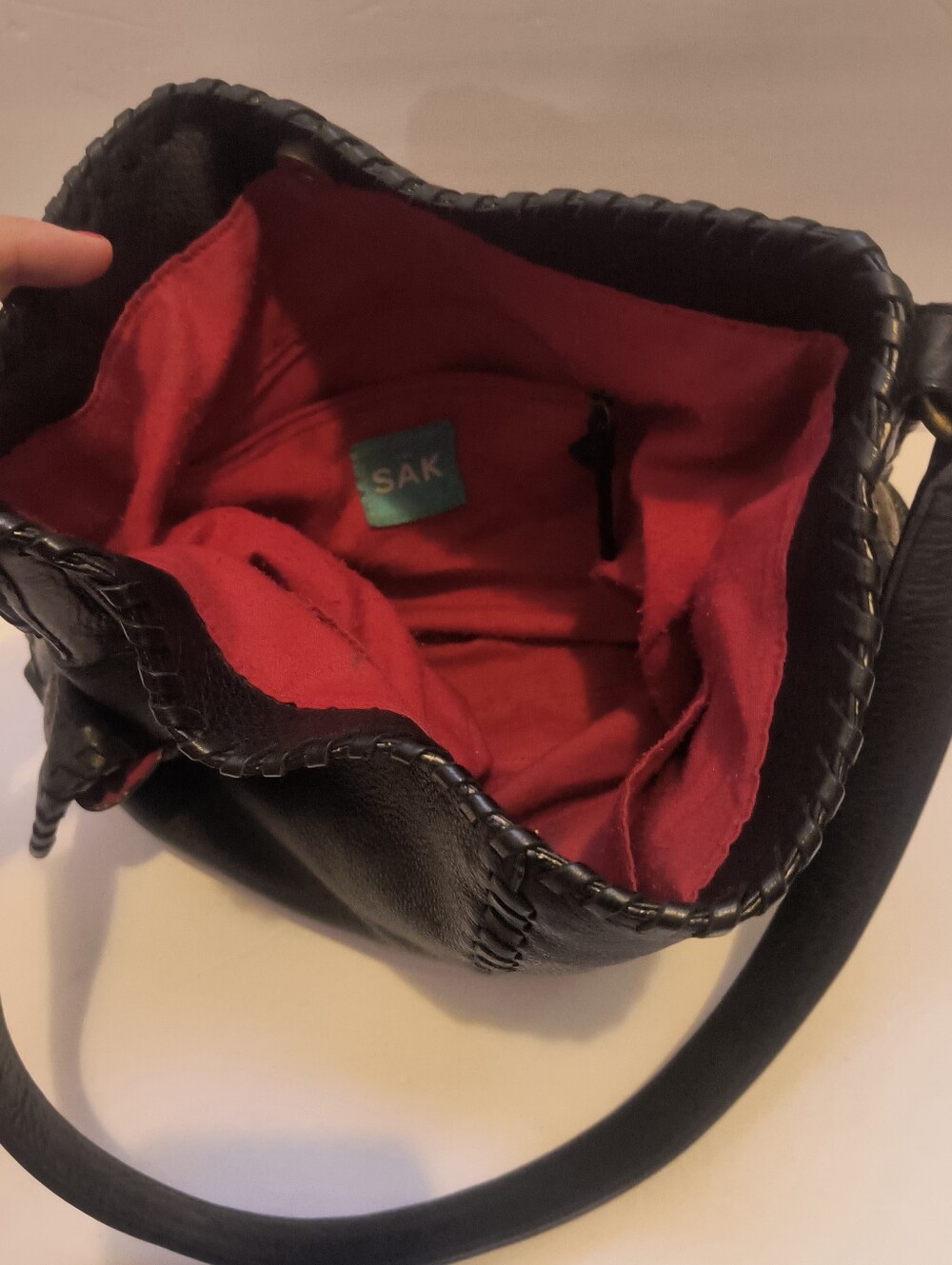 The Sak Black Pebbled Leather Hobo Bag Whipstitch Trim Red Lining Y2K Boho - Picture 4 of 8